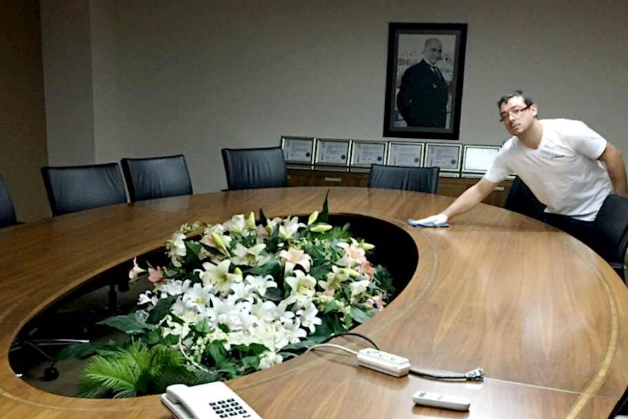 Dezenfektanli-ofis-temizligi toplantı odası temizliği