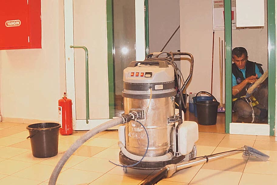kolay-kalici-ofis-temizligi makine ile ofis hijyeni