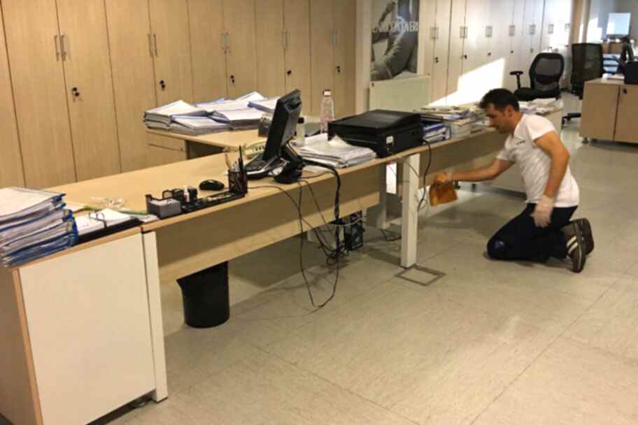 temizlik-personelleri-nasil-temizlik-yapar ofis masa temizliği